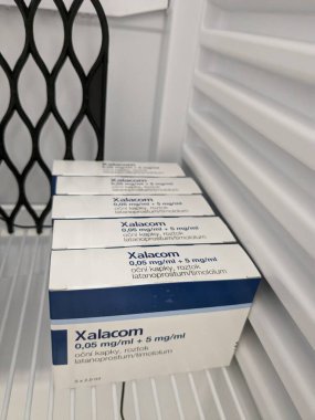 Prag, Çek Cumhuriyeti 23 Mayıs 2023: Pfizer-Latanoprost 'un Xalacom göz damlası göz basıncını düşürüyor. Timolol, göz içi sıvı üretimini yavaşlatıyor