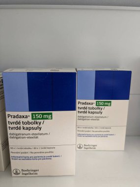 Prag, Çek Cumhuriyeti, 1 Ocak 2024: Pradaxa tablet kutusu. Dabigatran aktif bir madde, Boehringer Ingelheim, pıhtılaşmayı önlemek ve kan pıhtılaşmasını önlemek için kullanılan bir antikoagülan.