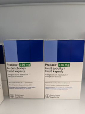 Prag, Çek Cumhuriyeti - 10 Temmuz 2024: Boehringer Ingelheim tarafından inme önleme, derin ven trombozu, akciğer embolisi tedavisinde kullanılan dabigatran içeren Pradaxa kutu dolusu ilaç.