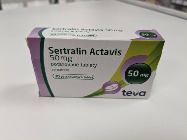 Prag, Çek Cumhuriyeti - 13 Eylül 2024: SERTRALIN ACTAVIS SERTRALINE aktif madde ile 100 mg ilaç kutusu, depresyon ve anksiyete tedavisi için kullanılır.