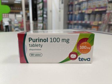 Prag, Çek Cumhuriyeti - 10 Temmuz 2024: Gut ve hiperurikemi tedavisinde kullanılan ALLOPURINOL aktif madde içeren PURINOL ilaç kutusu.