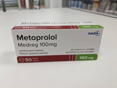 Prag, Çek Cumhuriyeti-28 Haziran 2024: METOPROLOL MEDREG Medreg tarafından kullanılan ve Hipertansiyon, Angina, Kalp krizi, Aritmi tedavisinde kullanılan metoprolol aktif maddeyle dolu ilaç kutusu