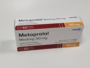 Prag, Çek Cumhuriyeti-28 Haziran 2024: METOPROLOL MEDREG Medreg tarafından kullanılan ve Hipertansiyon, Angina, Kalp krizi, Aritmi tedavisinde kullanılan metoprolol aktif maddeyle dolu ilaç kutusu