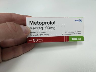 Prag, Çek Cumhuriyeti-28 Haziran 2024: METOPROLOL MEDREG Medreg tarafından kullanılan ve Hipertansiyon, Angina, Kalp krizi, Aritmi tedavisinde kullanılan metoprolol aktif maddeyle dolu ilaç kutusu