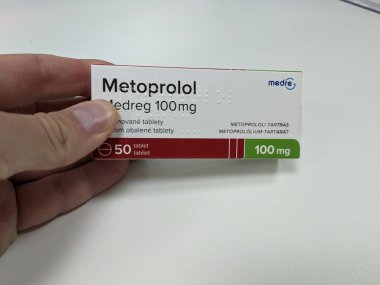 Prag, Çek Cumhuriyeti-28 Haziran 2024: METOPROLOL MEDREG Medreg tarafından kullanılan ve Hipertansiyon, Angina, Kalp krizi, Aritmi tedavisinde kullanılan metoprolol aktif maddeyle dolu ilaç kutusu