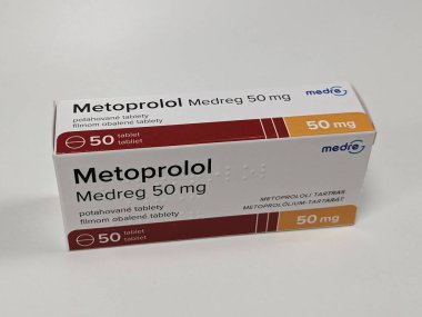 Prag, Çek Cumhuriyeti-28 Haziran 2024: METOPROLOL MEDREG Medreg tarafından kullanılan ve Hipertansiyon, Angina, Kalp krizi, Aritmi tedavisinde kullanılan metoprolol aktif maddeyle dolu ilaç kutusu