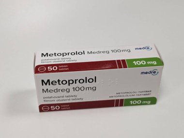 Prag, Çek Cumhuriyeti-28 Haziran 2024: METOPROLOL MEDREG Medreg tarafından kullanılan ve Hipertansiyon, Angina, Kalp krizi, Aritmi tedavisinde kullanılan metoprolol aktif maddeyle dolu ilaç kutusu