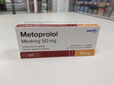 Prag, Çek Cumhuriyeti-28 Haziran 2024: METOPROLOL MEDREG Medreg tarafından kullanılan ve Hipertansiyon, Angina, Kalp krizi, Aritmi tedavisinde kullanılan metoprolol aktif maddeyle dolu ilaç kutusu