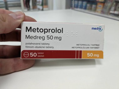 Prag, Çek Cumhuriyeti-28 Haziran 2024: METOPROLOL MEDREG Medreg tarafından kullanılan ve Hipertansiyon, Angina, Kalp krizi, Aritmi tedavisinde kullanılan metoprolol aktif maddeyle dolu ilaç kutusu