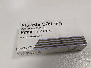Prag, Çek Cumhuriyeti - 10 Temmuz 2024: Gezgin ishali, IBS, hepatik ensefalopati tedavisinde kullanılan Alfasigma tarafından kullanılan rifaximin aktif maddeyle Normix ilaç kutusu.