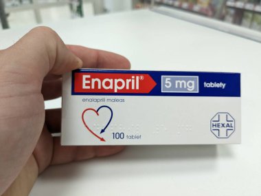 Prag, Çek Cumhuriyeti - 10 Temmuz 2024: Hipertansiyon ve kalp yetmezliğinin tedavisinde kullanılan Enalapril aktif maddeyle dolu Enalapril kutusu.
