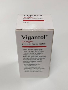 Prag, Çek Cumhuriyeti - 31 Mart 2024: Vigantol kutusu, ilaç şirketi Synthesia tarafından yapılan aktif madde colecalciferolum içeren Çek ilaçlarını bıraktı