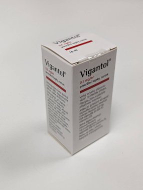 Prag, Çek Cumhuriyeti - 31 Mart 2024: Vigantol kutusu, ilaç şirketi Synthesia tarafından yapılan aktif madde colecalciferolum içeren Çek ilaçlarını bıraktı