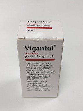 Prag, Çek Cumhuriyeti - 31 Mart 2024: Vigantol kutusu, ilaç şirketi Synthesia tarafından yapılan aktif madde colecalciferolum içeren Çek ilaçlarını bıraktı