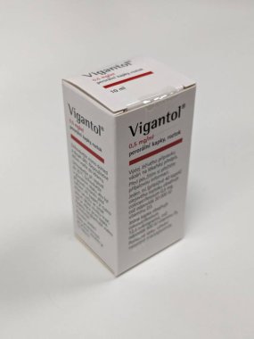 Prag, Çek Cumhuriyeti - 31 Mart 2024: Vigantol kutusu, ilaç şirketi Synthesia tarafından yapılan aktif madde colecalciferolum içeren Çek ilaçlarını bıraktı