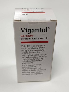 Prag, Çek Cumhuriyeti - 31 Mart 2024: Vigantol kutusu, ilaç şirketi Synthesia tarafından yapılan aktif madde colecalciferolum içeren Çek ilaçlarını bıraktı