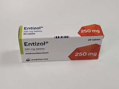 Prag, Çek Cumhuriyeti - 4 Nisan 2024: Etkin Metronidazolum maddesi ilaç şirketi Polpharma tarafından üretilen ENTIZOL kutu