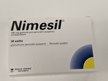 Prag, Çek Cumhuriyeti - 4 Nisan 2024: Nimesulidum ilaç firması Berlin-Chemie, Menarini, antiinflamatuar ve ağrı kesici tedavisi tarafından yapılan aktif madde içeren NIMESIL ilaç kutusu