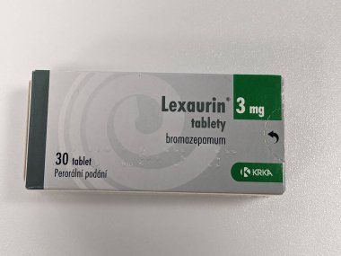 Prag, Çek Cumhuriyeti - 10 Temmuz 2024: Krka tarafından anksiyete, panik bozuklukları ve uykusuzluk tedavisinde kullanılan bromazepam aktif maddeyle dolu Lexaurin kutusu.