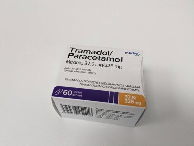 Prag, Çek Cumhuriyeti - 10 Temmuz 2024: Tramadol Parasetamol Medreg ilaç kutusu, Medreg tarafından kullanılan tramadol ve parasetamol aktif maddeler.