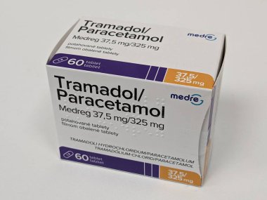 Prag, Çek Cumhuriyeti - 10 Temmuz 2024: Tramadol Parasetamol Medreg ilaç kutusu, Medreg tarafından kullanılan tramadol ve parasetamol aktif maddeler.