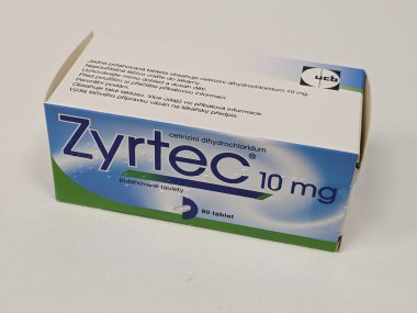 Prag, Çek Cumhuriyeti - 10 Temmuz 2024: UCB tarafından setirizin aktif maddesi içeren Zyrtec ilaç kutusu, alerjik romatizma ve kronik ürtiker tedavisinde kullanılır..