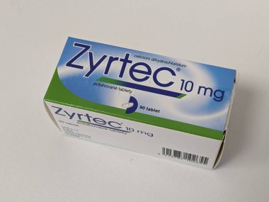 Prag, Çek Cumhuriyeti - 10 Temmuz 2024: UCB tarafından setirizin aktif maddesi içeren Zyrtec ilaç kutusu, alerjik romatizma ve kronik ürtiker tedavisinde kullanılır..