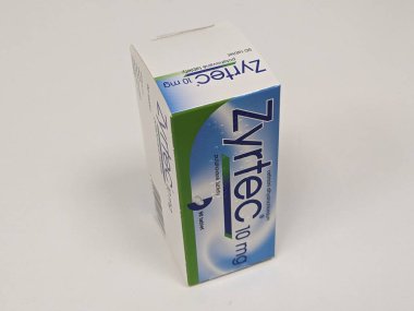 Prag, Çek Cumhuriyeti - 10 Temmuz 2024: UCB tarafından setirizin aktif maddesi içeren Zyrtec ilaç kutusu, alerjik romatizma ve kronik ürtiker tedavisinde kullanılır..