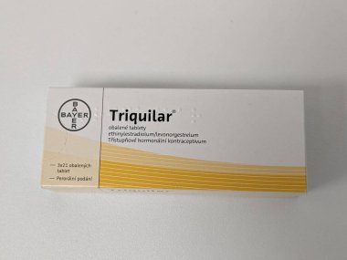Prag, Çek Cumhuriyeti - 10 Temmuz 2024: Bayer tarafından kullanılan Levonorgestrel ve ethinylestradiol içeren üç kutu ilaç, doğum kontrolü ve regl düzenlemeleri için kullanılır..