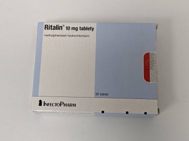 Prag, Çek Cumhuriyeti - 10 Temmuz 2024: DEHB ve narkolepsi tedavisinde kullanılan Novartis tarafından metilfenidat içeren Ritalin kutusu.