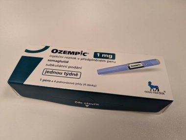Prag, Çek Cumhuriyeti - 22 Haziran 2023: Ozempic Box. Ozempik ilacın Çek versiyonu. Çek Cumhuriyeti 'nde diyabet tedavisi. Bir paket semaglutid. Diyabet ilacı. Bazen kilo vermek için kullanılıyor.