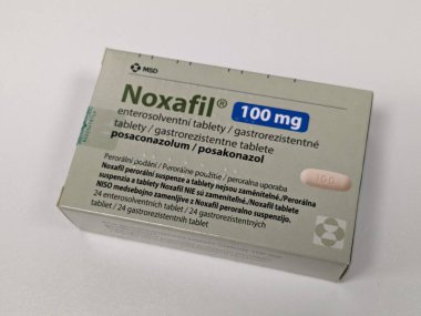 Prag, Çek Cumhuriyeti - 4 Nisan 2024: NOXAFIL ilaç kutusu Posaconazolole, Posaconazolum, ilaç firması MSD, ciddi mantar enfeksiyonlarını önlemek için kullanılır