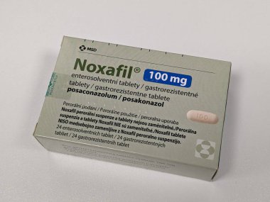 Prag, Çek Cumhuriyeti - 4 Nisan 2024: NOXAFIL ilaç kutusu Posaconazolole, Posaconazolum, ilaç firması MSD, ciddi mantar enfeksiyonlarını önlemek için kullanılır