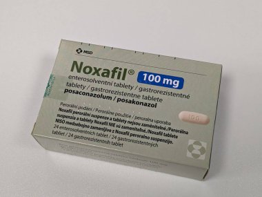 Prag, Çek Cumhuriyeti - 4 Nisan 2024: NOXAFIL ilaç kutusu Posaconazolole, Posaconazolum, ilaç firması MSD, ciddi mantar enfeksiyonlarını önlemek için kullanılır