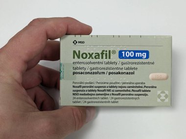 Prag, Çek Cumhuriyeti - 4 Nisan 2024: NOXAFIL ilaç kutusu Posaconazolole, Posaconazolum, ilaç firması MSD, ciddi mantar enfeksiyonlarını önlemek için kullanılır