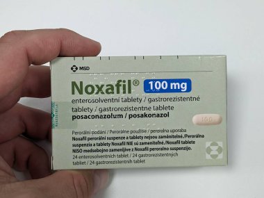 Prag, Çek Cumhuriyeti - 4 Nisan 2024: NOXAFIL ilaç kutusu Posaconazolole, Posaconazolum, ilaç firması MSD, ciddi mantar enfeksiyonlarını önlemek için kullanılır