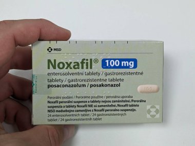 Prag, Çek Cumhuriyeti - 4 Nisan 2024: NOXAFIL ilaç kutusu Posaconazolole, Posaconazolum, ilaç firması MSD, ciddi mantar enfeksiyonlarını önlemek için kullanılır