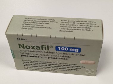 Prag, Çek Cumhuriyeti - 4 Nisan 2024: NOXAFIL ilaç kutusu Posaconazolole, Posaconazolum, ilaç firması MSD, ciddi mantar enfeksiyonlarını önlemek için kullanılır