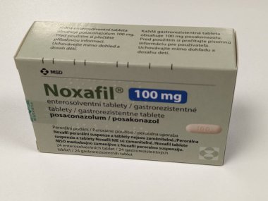 Prag, Çek Cumhuriyeti - 4 Nisan 2024: NOXAFIL ilaç kutusu Posaconazolole, Posaconazolum, ilaç firması MSD, ciddi mantar enfeksiyonlarını önlemek için kullanılır