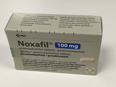 Prag, Çek Cumhuriyeti - 4 Nisan 2024: NOXAFIL ilaç kutusu Posaconazolole, Posaconazolum, ilaç firması MSD, ciddi mantar enfeksiyonlarını önlemek için kullanılır