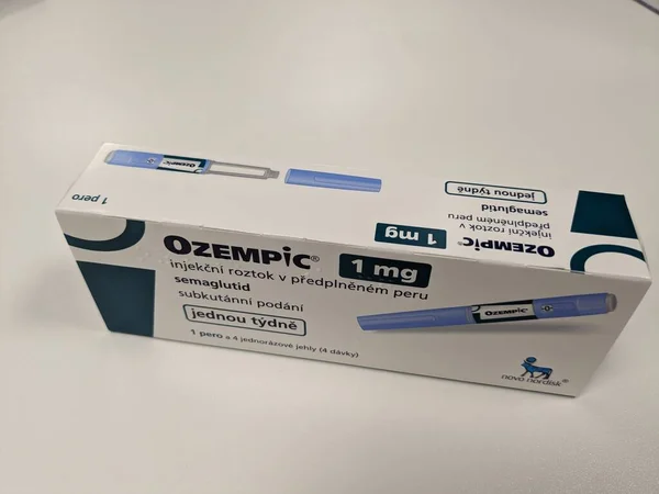 Prag, Çek Cumhuriyeti - 22 Haziran 2023: Ozempic Box. Ozempik ilacın Çek versiyonu. Çek Cumhuriyeti 'nde diyabet tedavisi. Bir paket semaglutid. Diyabet ilacı. Bazen kilo vermek için kullanılıyor.