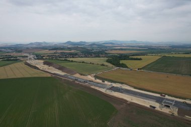 D7 otoyolu Prag 'dan Chomutov' a ve Alman sınırına kadar uzanan otoyol, Louny şehri tarafından yeni bir otoyol inşaatı, köprülerle ve Çek-Avrupa modern altyapısıyla hızlı yol inşaatı çalışmasıdır.