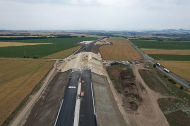 D7 otoyolu Prag 'dan Chomutov' a ve Alman sınırına kadar uzanan otoyol, Louny şehri tarafından yeni bir otoyol inşaatı, köprülerle ve Çek-Avrupa modern altyapısıyla hızlı yol inşaatı çalışmasıdır.