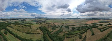 Ceske Stredohori Tepesi sıradağları ve korunan manzara, havadan manzaralı Panorama Dağları manzarası, Rana Tepesi, Çek Cumhuriyeti Louny Town, Europeclear yaz gökyüzü bulutlu