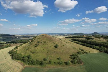 Ceske Stredohori Tepesi sıradağları ve korunan manzara, havadan manzaralı Panorama Dağları manzarası, Rana Tepesi, Çek Cumhuriyeti Louny Town, Europeclear yaz gökyüzü bulutlu