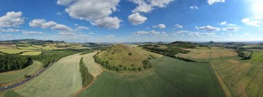 Ceske Stredohori Tepesi sıradağları ve korunan manzara, havadan manzaralı Panorama Dağları manzarası, Rana Tepesi, Çek Cumhuriyeti Louny Town, Europeclear yaz gökyüzü bulutlu