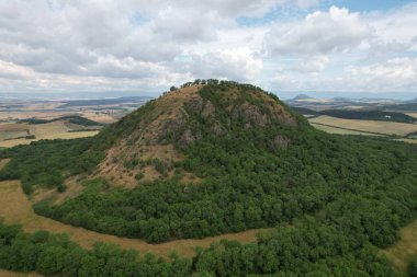 Ceske Stredohori Tepesi sıradağları-Merkez Bohem Uplantları veya Orta Bohem Dağları ve koruma altındaki manzara, hava manzaralı panorama dağları manzarası, Mila Hill, Çek Cumhuriyeti Louny Town, Avrupa
