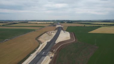 D7 otoyolu Prag 'dan Chomutov' a ve Alman sınırına kadar uzanan otoyol, Louny şehri tarafından yeni bir otoyol inşaatı, köprülerle ve Çek-Avrupa modern altyapısıyla hızlı yol inşaatı çalışmasıdır.