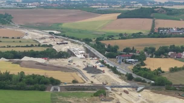 D7高速公路是一条西北的公路 从布拉格通往乔穆托夫和德国边境 由卢尼市建造新的公路 用桥梁和现代基础设施加快公路的建设 — 图库视频影像