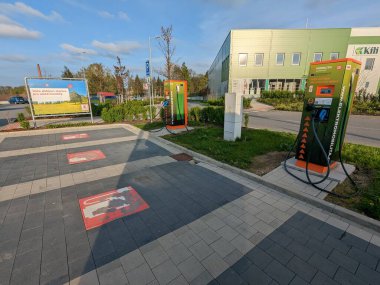 Humpol, Çek Cumhuriyeti - SEPTEMBER 13 2024: KAUFLAND ve E.ON elektrikli araba süperşarj istasyonu, Kaufland konumlarındaki elektrikli araçlara hızlı şarj çözümleri sunarak sürdürülebilir t 'yi destekliyor